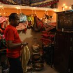 A day in the life of a New Delhi roadside barber